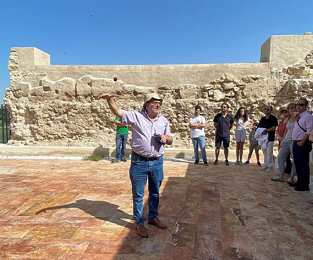 Las Jornadas Europeas de la Arqueología acercan al público la profesión con una visita al torreón de la Fortaleza - 1, Foto 1