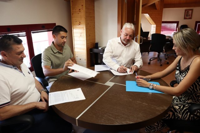 Firma de convenios de colaboracin con la Sociedad de Cazadores de La Pursima y el golfista, ngel Prez, Foto 2