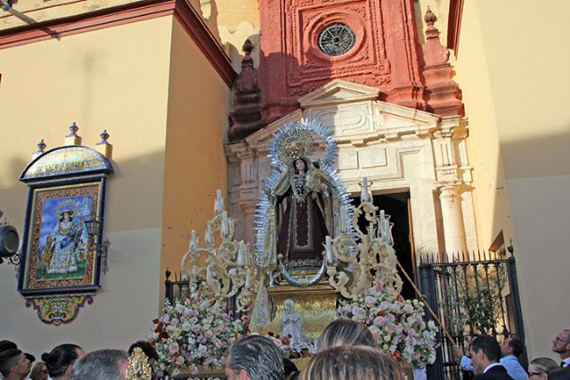 Procesiones letífica . Sevilla . Desde la iglesia parroquial de Santa Ana en el barrio de Triana partió en procesión gloriosa la imagen de la Virgen del Carmen - 2, Foto 2