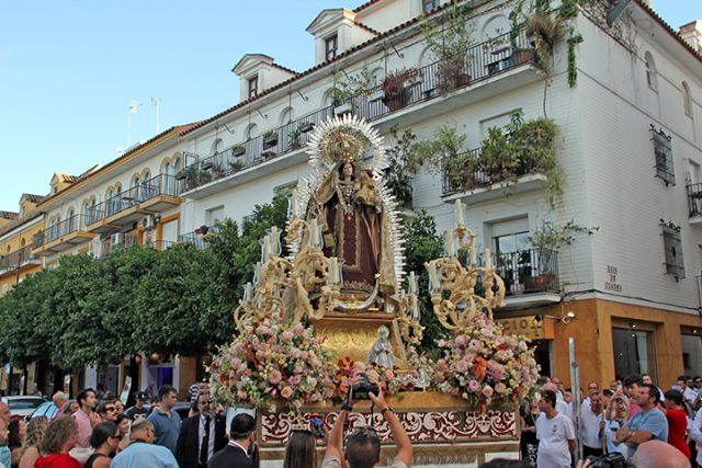 Procesiones letífica . Sevilla . Desde la iglesia parroquial de Santa Ana en el barrio de Triana partió en procesión gloriosa la imagen de la Virgen del Carmen - 3, Foto 3