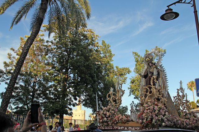 Procesiones letífica . Sevilla . Desde la iglesia parroquial de Santa Ana en el barrio de Triana partió en procesión gloriosa la imagen de la Virgen del Carmen - 4, Foto 4