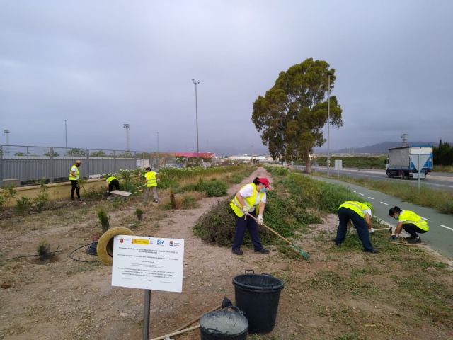 El edil de Formación visita el Programa Mixto de Empleo y Formación Sostenibilidad y transitabilidad en el cinturón verde de Águilas y su entorno - 3, Foto 3