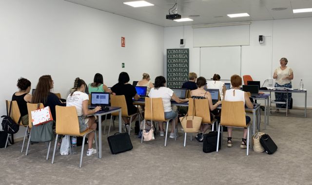 Un centenar de personas desempleadas de la Vega Baja se forman en el entorno digital para acceder al mercado laboral - 2, Foto 2