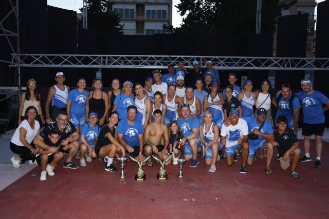 El equipo femenino La Comarca lidera la regata de botes a remo mientras que Pedro García revalida su título como campeón de la cucaña - 1, Foto 1