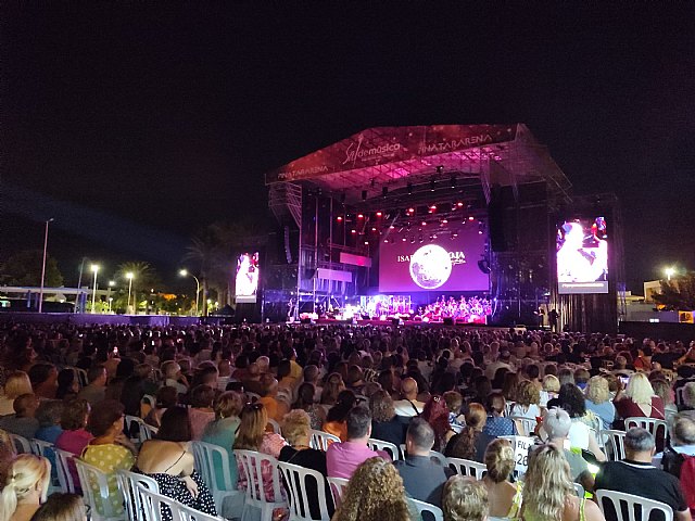 Isabel Pantoja conquista a su público en San Pedro del Pinatar con un emotivo concierto en su 50 aniversario sobre los escenarios - 2, Foto 2