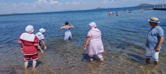 La Asociación Carmesí se da un “baño modernista” en Playa Honda - 4, Foto 4