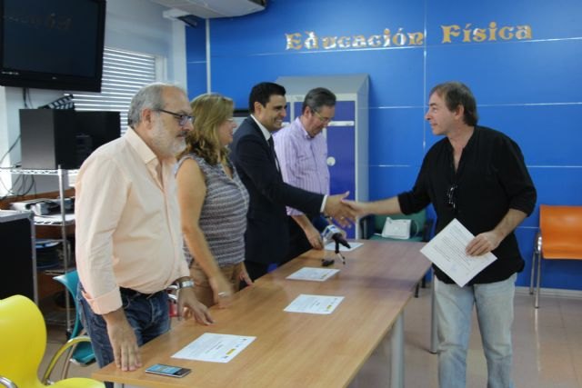 Desempleados de la comarca del Mar Menor se acreditan para atender a personas dependientes tras nueve meses de formación teórico-práctica - 1, Foto 1