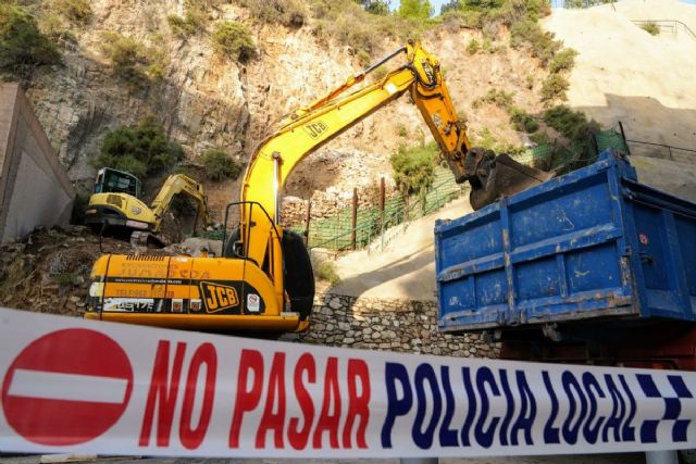 Retiradas toneladas de rocas acumuladas en la ladera de Gisbert - 1, Foto 1