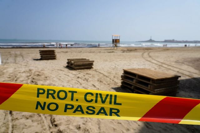 Las playas de La Manga afectadas por la llegada de atunes muertos permanecerán cerradas hasta que desaparezca el riesgo sanitario - 1, Foto 1