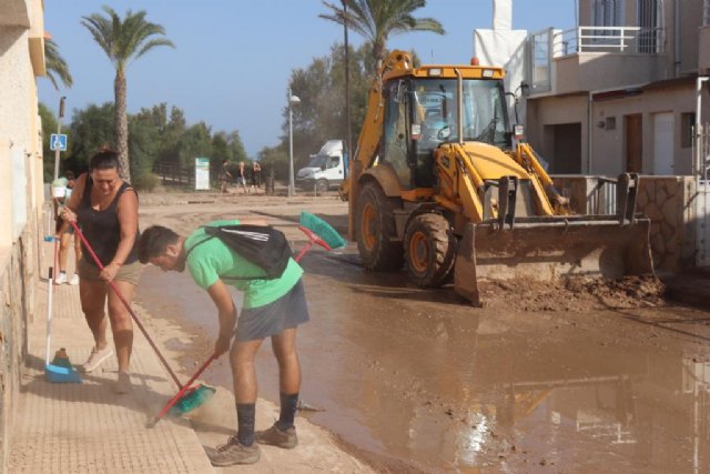 Los populares aguileños colaboran con los vecinos de San Pedro del Pinatar en tareas de limpieza tras el temporal DANA - 1, Foto 1