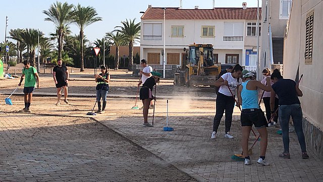 Los populares aguileños colaboran con los vecinos de San Pedro del Pinatar en tareas de limpieza tras el temporal DANA - 2, Foto 2