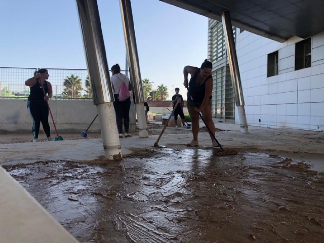 Los populares aguileños colaboran con los vecinos de San Pedro del Pinatar en tareas de limpieza tras el temporal DANA - 3, Foto 3