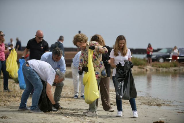 El Gobierno regional acompaña a S. M. la Reina Doña Sofía en la campaña de limpieza de entornos marinos LIBERA en San Javier - 1, Foto 1