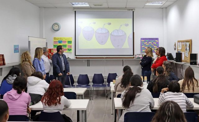 La Escuela de Familias de Política Social acerca a 700 personas al manejo responsable de las nuevas tecnologías - 1, Foto 1