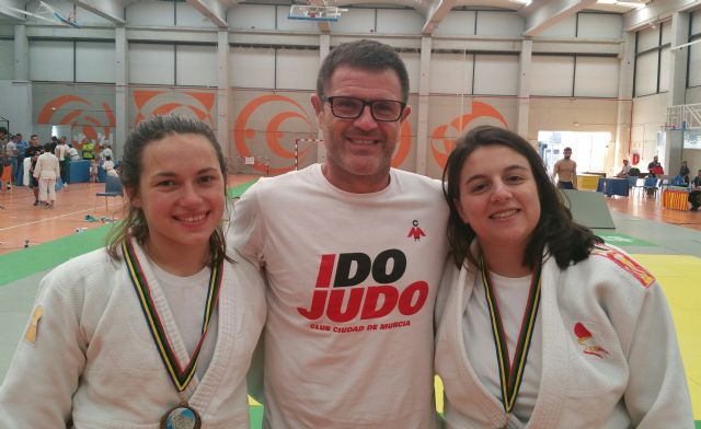  Vlada Kopnyayeva y Lucia Cabero, junto a su entrenador Mario Sierra, Foto 1