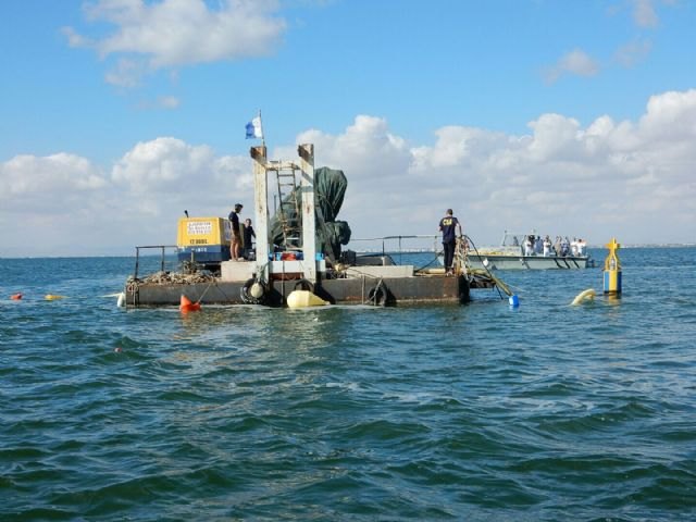 La Armada reflota y retira del fondo del Mar Menor tres embarcaciones hundidas la pasada década - 1, Foto 1