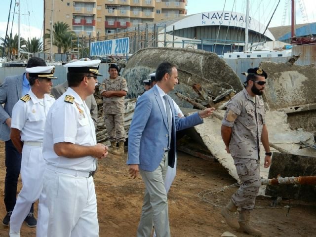 La Armada reflota y retira del fondo del Mar Menor tres embarcaciones hundidas la pasada década - 3, Foto 3