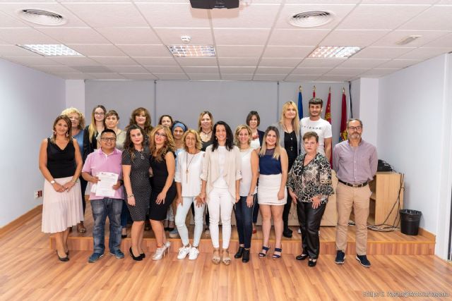 Los alumnos del curso de Atención Sociosanitaria de la ADLE reciben sus diplomas - 1, Foto 1