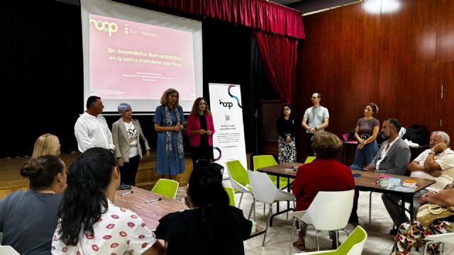 Los vecinos del Barrio del Progreso participan en un taller de buenas prácticas en la cocina tradicional murciana - 1, Foto 1