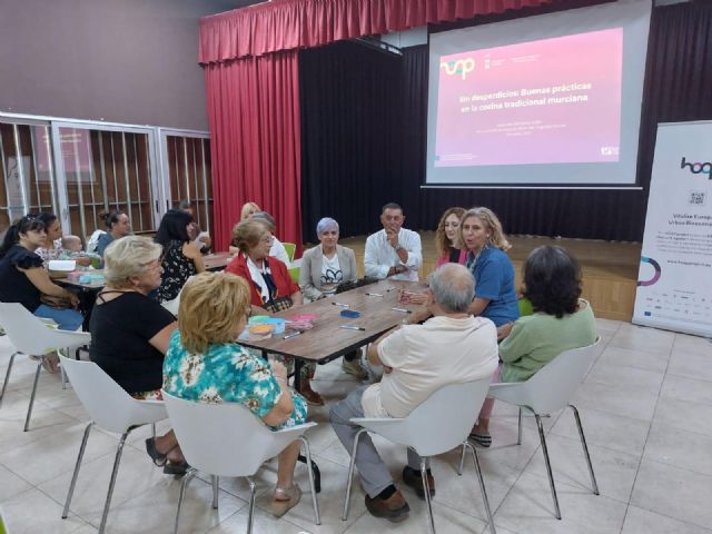 Los vecinos del Barrio del Progreso participan en un taller de buenas prácticas en la cocina tradicional murciana - 3, Foto 3