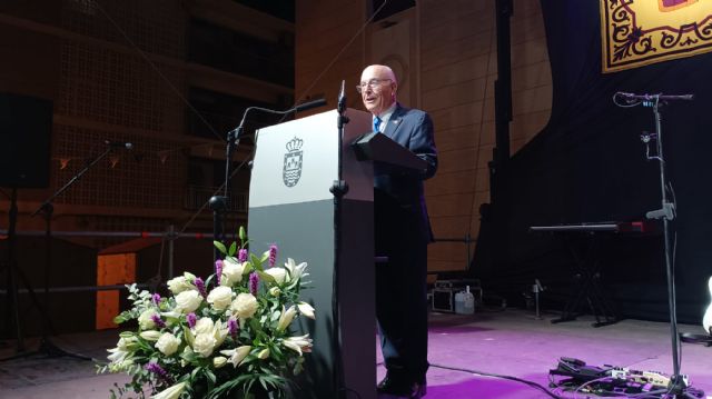 NOTA: El El Hermano Mayor Juan López recibe el Premio Al-Kazar en nombre de la Hermandad Virgen de la AsunciónMayor Juan López recibe el Premio Al-Kazar en nombre de la Hermandad Virgen de la Asunción - 1, Foto 1