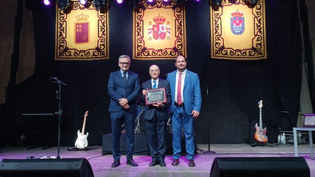 NOTA: El El Hermano Mayor Juan López recibe el Premio Al-Kazar en nombre de la Hermandad Virgen de la AsunciónMayor Juan López recibe el Premio Al-Kazar en nombre de la Hermandad Virgen de la Asunción - 2, Foto 2