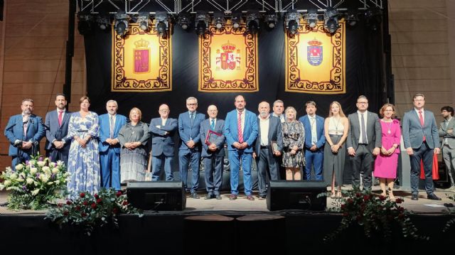 NOTA: El El Hermano Mayor Juan López recibe el Premio Al-Kazar en nombre de la Hermandad Virgen de la AsunciónMayor Juan López recibe el Premio Al-Kazar en nombre de la Hermandad Virgen de la Asunción - 3, Foto 3