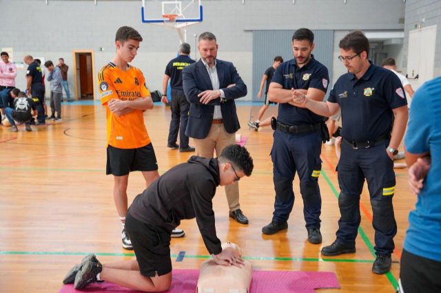 Medio centenar de estudiantes del municipio participan en las formaciones de RCP-B desarrolladas por profesionales del Servicio Municipal de Emergencias - 2, Foto 2