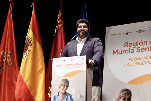 López Miras reivindica el papel de los mayores como partícipes del crecimiento, desarrollo y toma de decisiones en la Región de Murcia - 1, Foto 1