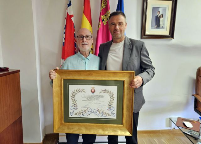 El alcalde entrega al doctor Antonio López Bermejo el diploma que acredita su nombramiento como Hijo Adoptivo de Caravaca El alcalde entrega al doctor Antonio López Bermejo el diploma que acredita su nombramiento como Hijo Adoptivo de Caravaca