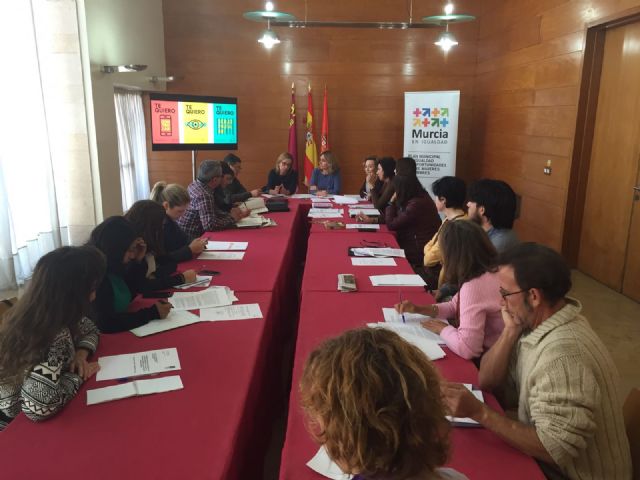 El Ayuntamiento de Murcia reparte 1.000 plantas y organiza una marcha por la huerta con motivo del Día Internacional contra la Violencia de Género - 2, Foto 2