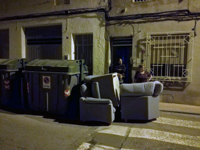 Vecinos de Alquerías piden una reubicación de los contenedores de calle Agustín Virgili y la retirada de escombros y basura junto a la rotonda de entrada a la pedanía - 1, Foto 1