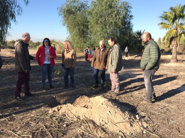 Casi 50 niños plantan 100 olmos en el antiguo meandro del río Segura en su paso por La Raya - 1, Foto 1