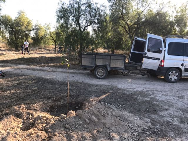 Casi 50 niños plantan 100 olmos en el antiguo meandro del río Segura en su paso por La Raya - 2, Foto 2