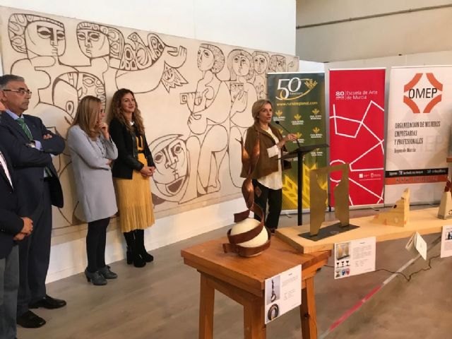 Diez alumnos de la Escuela de Arte diseñan los distintivos que reconocen a las mujeres empresarias de la Región - 3, Foto 3