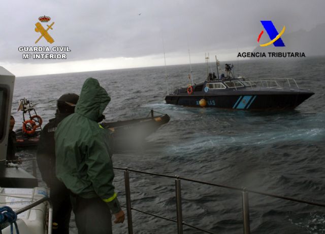 La Guardia Civil y Vigilancia Aduanera realizan un ejercicio de adiestramiento conjunto en aguas de la Región - 1, Foto 1