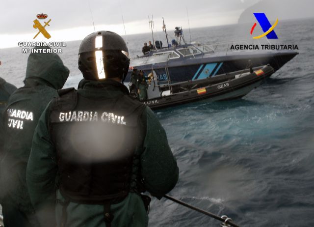 La Guardia Civil y Vigilancia Aduanera realizan un ejercicio de adiestramiento conjunto en aguas de la Región - 2, Foto 2