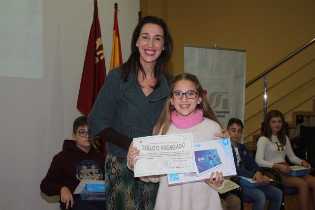 El concurso escolar de prevención de accidentes premia con una ´tablet´ a diez alumnos de la Región - 2, Foto 2