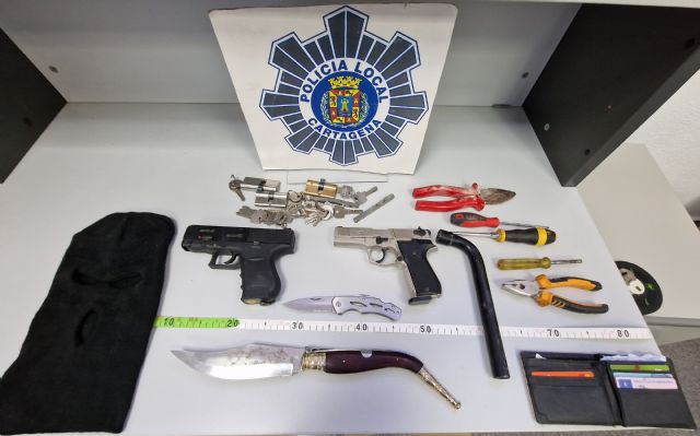 Detenida una persona e identificados los pasajeros de un vehículo en Canteras con pistolas simuladas y armas blancas - 1, Foto 1