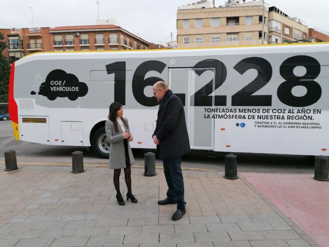 Fomentan el uso del transporte público y la movilidad sostenible con una acción publicitaria en autobuses interurbanos - 1, Foto 1