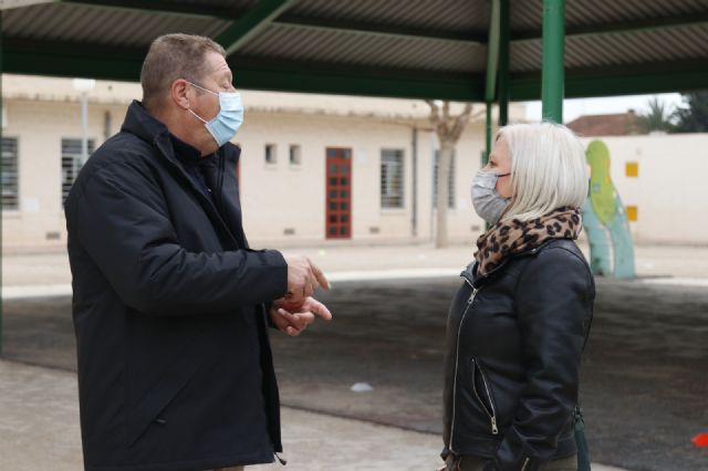 Finalizados los trabajos de retirada de fibrocemento y mejora de la eficiencia energética en el CEIP Juan Carlos I de Llano de Brujas - 3, Foto 3