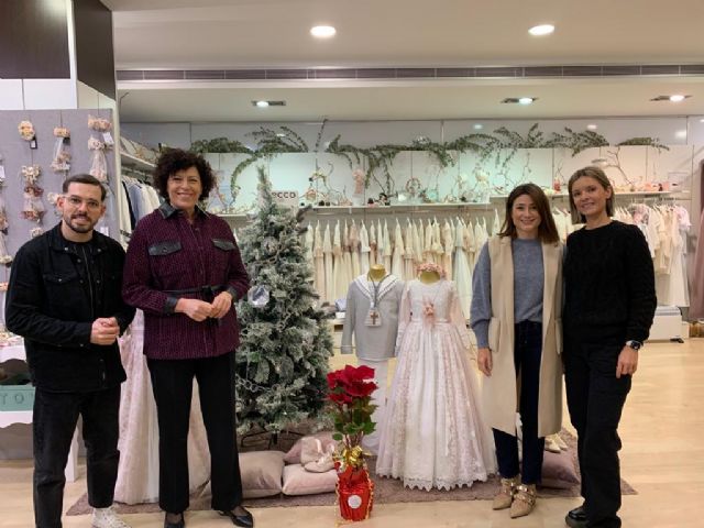 El Ayuntamiento reparte flores de pascua a 250 establecimientos para fomentar las compras y el consumo en Navidad - 3, Foto 3