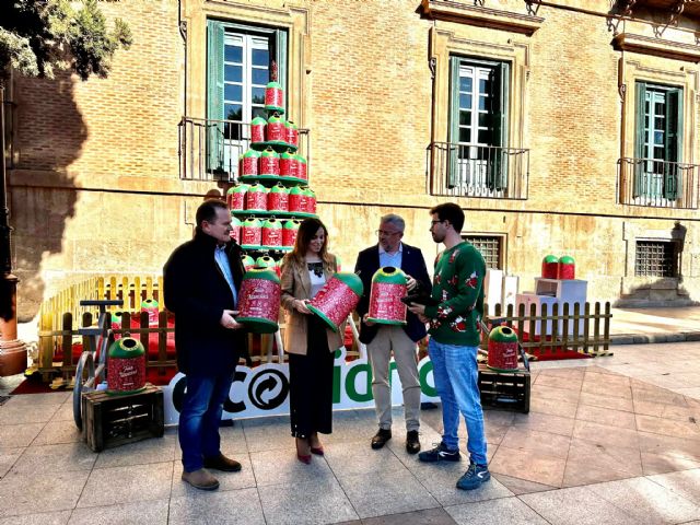 Un árbol de Navidad sostenible de 4 metros anima a los murcianos a practicar el reciclaje de vidrio este fin de semana - 1, Foto 1