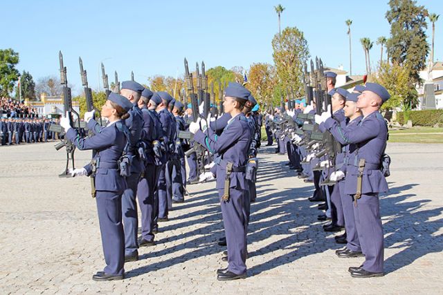 España. Sevilla. La ceremonia del día de la Patrona en Sevilla, culminó con un desfile terrestre y motorizado de las fuerzas participantes de Aviación - 3, Foto 3