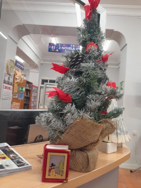 La Biblioteca Municipal se prepara para la llegada de la Navidad y disfrutar del ambiente navideño entre libros, Foto 2