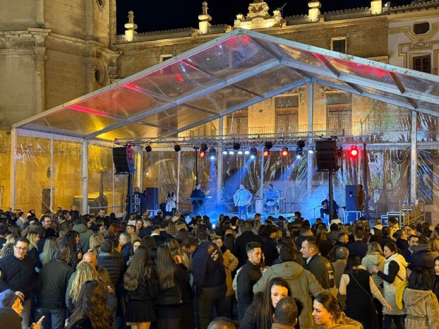 La Plaza de España de Lorca, abarrotada de público en la primera jornada de la Navidad Joven - 1, Foto 1