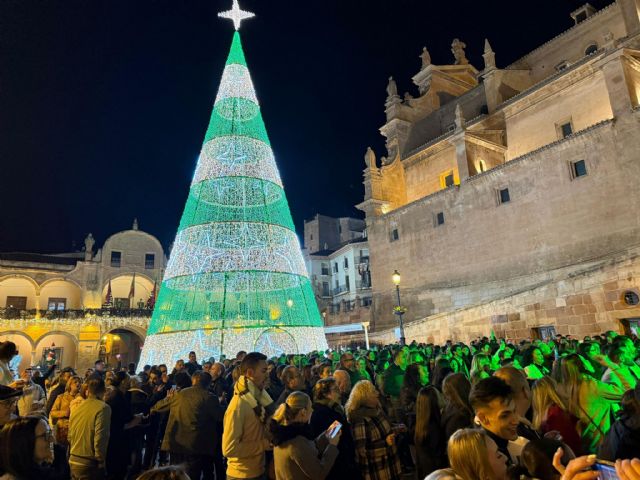 La Plaza de España de Lorca, abarrotada de público en la primera jornada de la Navidad Joven - 2, Foto 2