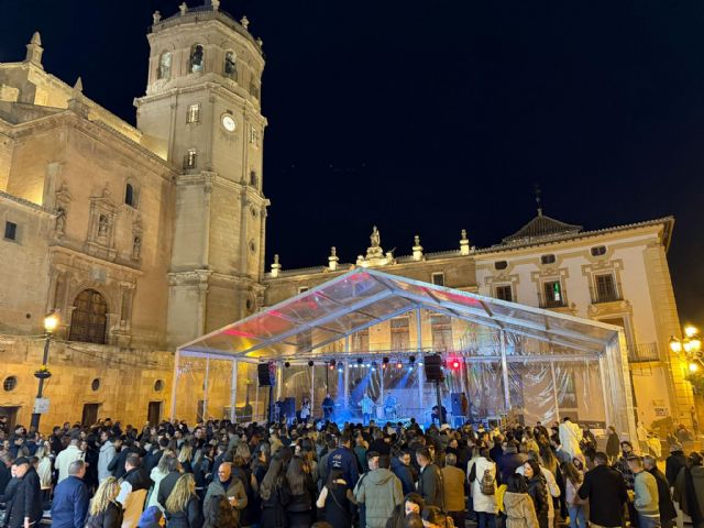 La Plaza de España de Lorca, abarrotada de público en la primera jornada de la Navidad Joven - 3, Foto 3