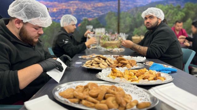 La Escuela de Hostelería del Ayuntamiento elabora más de 4.000 dulces navideños solidarios - 2, Foto 2