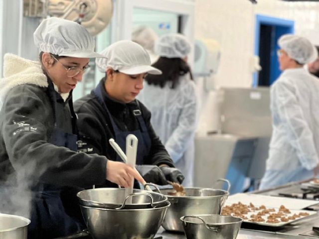 La Escuela de Hostelería del Ayuntamiento elabora más de 4.000 dulces navideños solidarios - 3, Foto 3